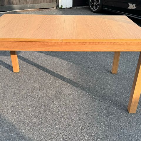 Extendable dining table