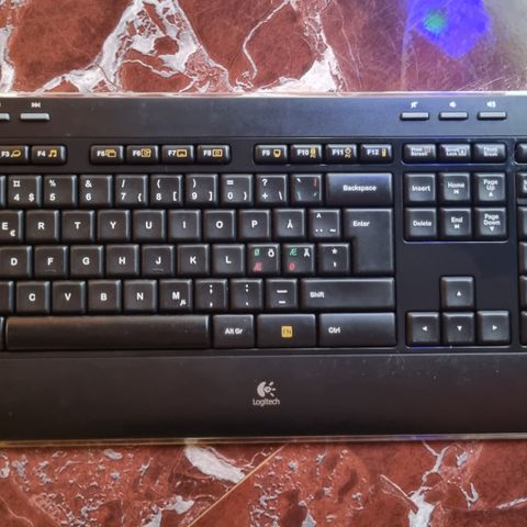 Full tastatur, trådløst.