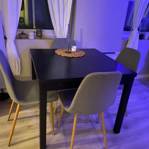 Bjusrta uttrekkbar spisebord ikea + 4 stoler (reservert til 17.09 kl.20:30)