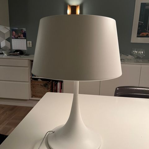 Nydelig og dekorativ lampe fra merke  Frandsen