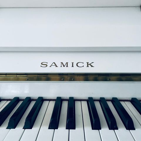 Samick piano, lekkert hvitt