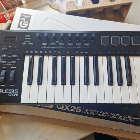 Alesis QX25