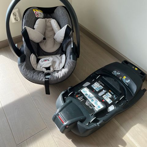 Stokke Besafe iZi Go Moudlar X1 med Base Isofix og Voksi bilstolpose