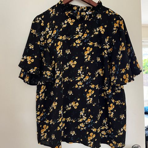 Sort bluse m/ gule blomster str 42 selges hbo 40kr