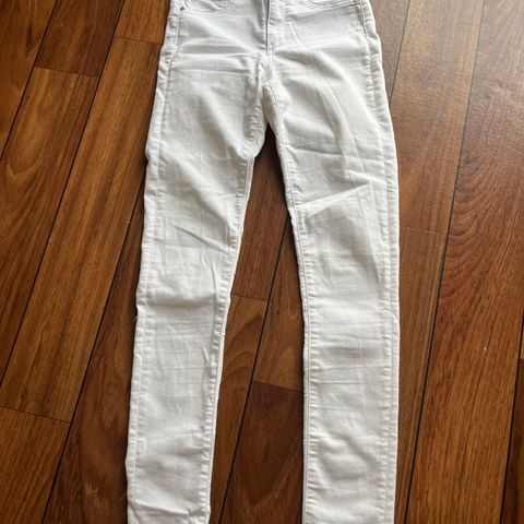 Hvit Sknny Never Denim jeans str S selges hbo 100kr