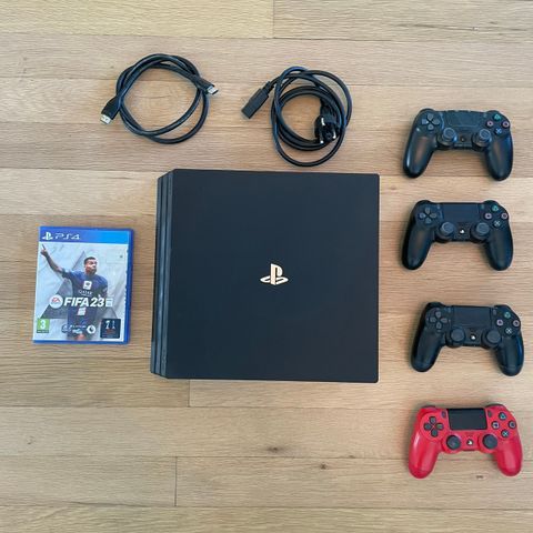 PS4 med 4 kontrollere og FIFA23