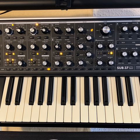 moog sub 37  med eske