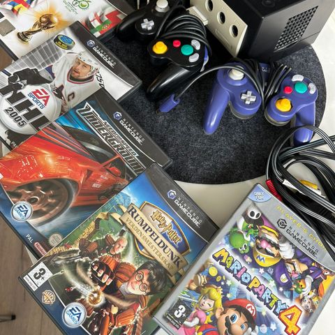 GameCube med to kontroller, ledninger og spill