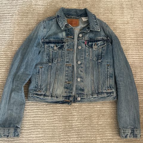 Rålekker denim jakke fra Levis str S- pent brukt!