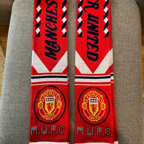 2 stk Manchester United Skjerf/Banner selges