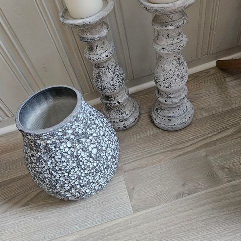 To lysestaker og en vase