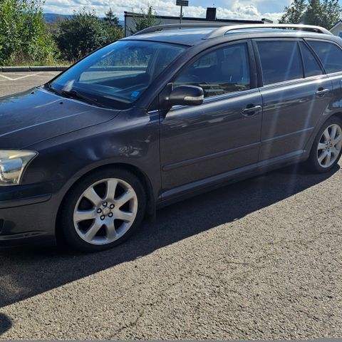 Vurderer å selge en Toyota Avensis T25 2007 modell i deler.