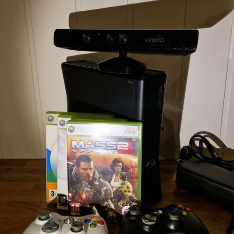 Xbox 360 Slim pakke med Kinect sensor