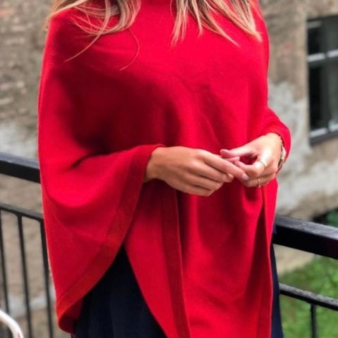 Nydligste, røde cashmere poncho CHANTELLE FERRANT