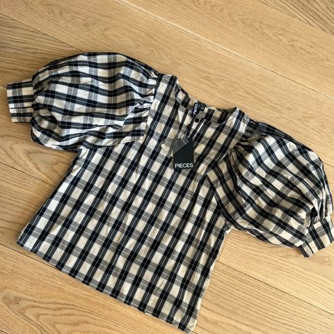 Bluse med puffermer fra Pieces