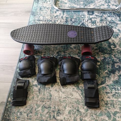 Skateboard med beskyttelse, fin brukt.