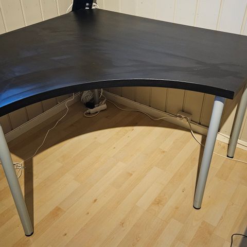 Hjørnepult/skrivebord fra Ikea.