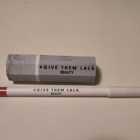 Give them lala The beach lebestift og lipliner