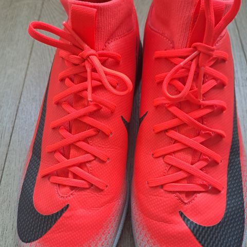 NIKE  Fotballsko  Str 37.5