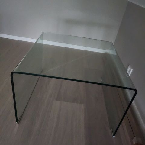 Solid og tungt glassbord