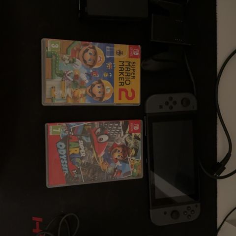 Nintendo switch med spill og tilbehør