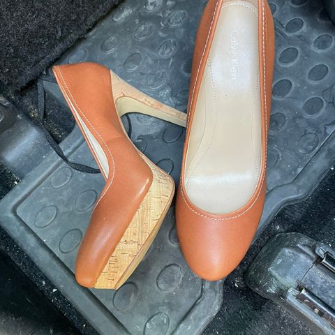 Calvin Klein pumps selges