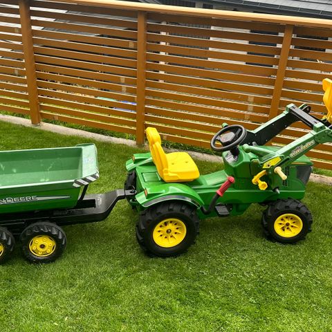 John Deere traktor med lyd og henger.