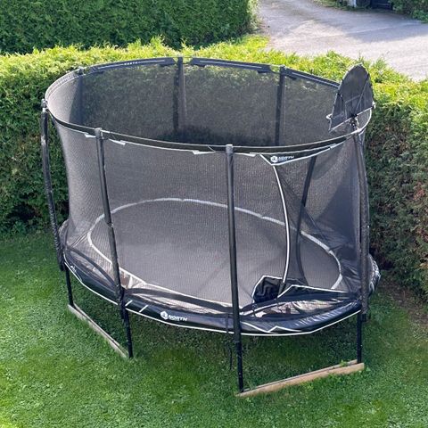 North oval trampoline 420x280