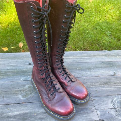 Doc Martens med 20 hull, glidelås, vinrød, skinn.