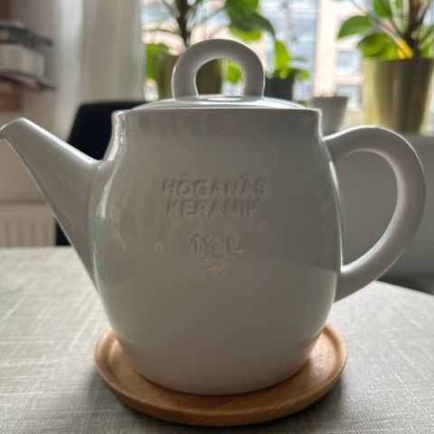 Höganes hvit te-kanne (tea pot) med trefat