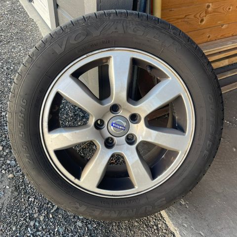 Volvo felger med nesten nye sommer dekk, 215/55R16