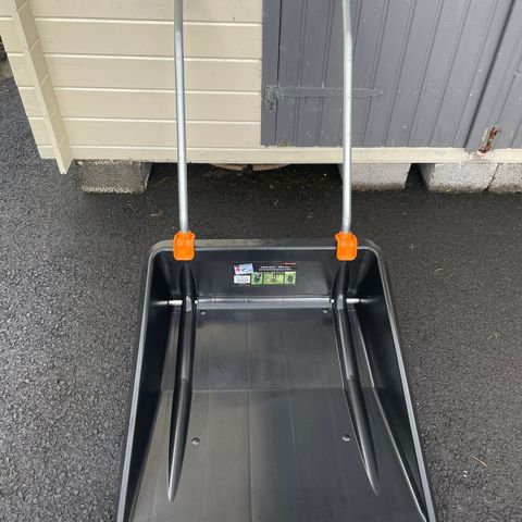 Fiskars Mover - kombi snømåke og trillebår