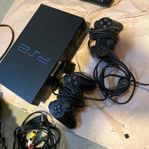 Playstation 2 fat med 2 kontroller