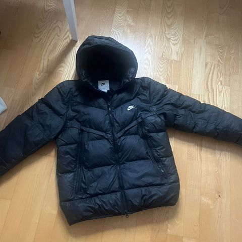 Pent brukt Nike windrunner boble jakke.