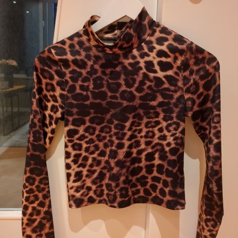 Leopardmønstret topp