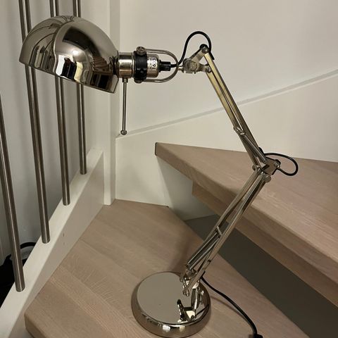 Bordlampe fra Ikea selges