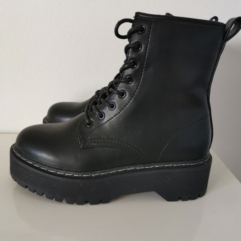 NYE  boots str 37