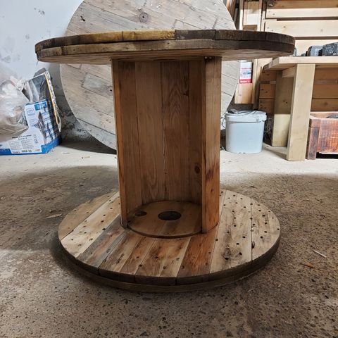 Wire spool table