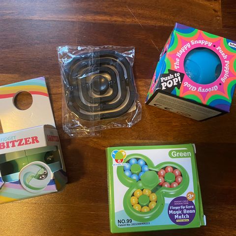 Stor pose m NYE Fidget toys. 28 ting. Frakt 70