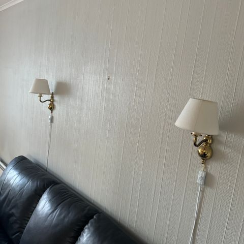 2 vegglamper og 1 bordlampe