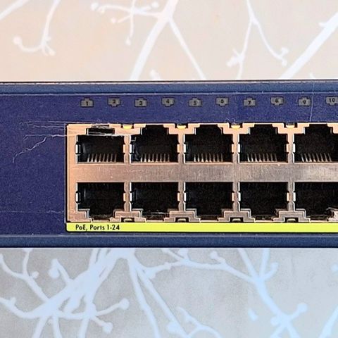 Netgear FS728TP - switch - 24 porter, POE 1 -24 Selges