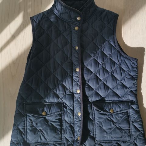 Gant vest selges