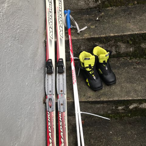 skipakke; ski Madshus 110 cm, Swix staver 88 cm, Fisher sko str 33.