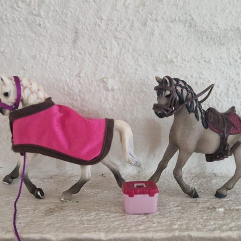 2 Schleich hester pluss utstyr