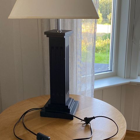 Stilig bordlampe.