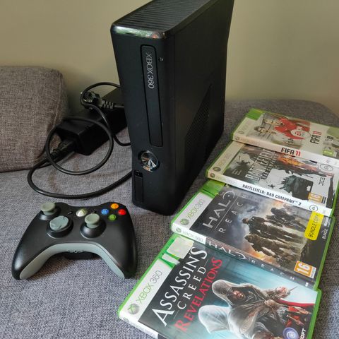 Xbox 360 med kontroll og 4 spill