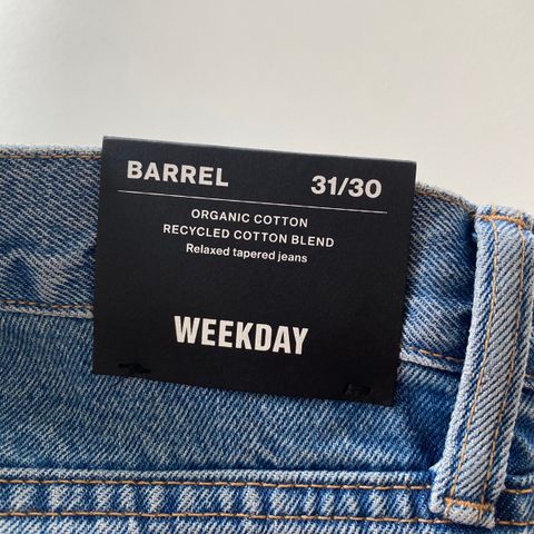 Ubrukt jeans fra Weekday (modell Barrel )