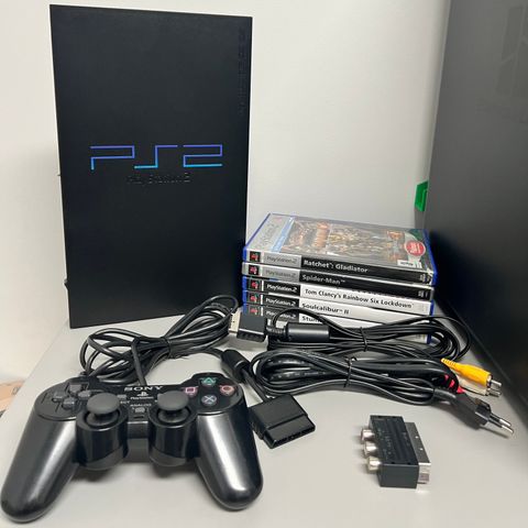 PlayStation 2 konsoll med kontroller og 5 spill