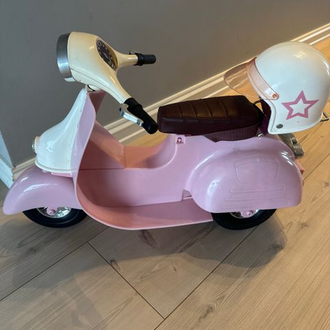 Scooter med hjelm til dukke eller bamse