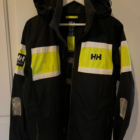 Helly Hansen allværsjakke, med store synlige reflekser på.